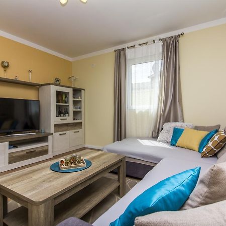Apartman Maxim Apartment พูลา ภายนอก รูปภาพ