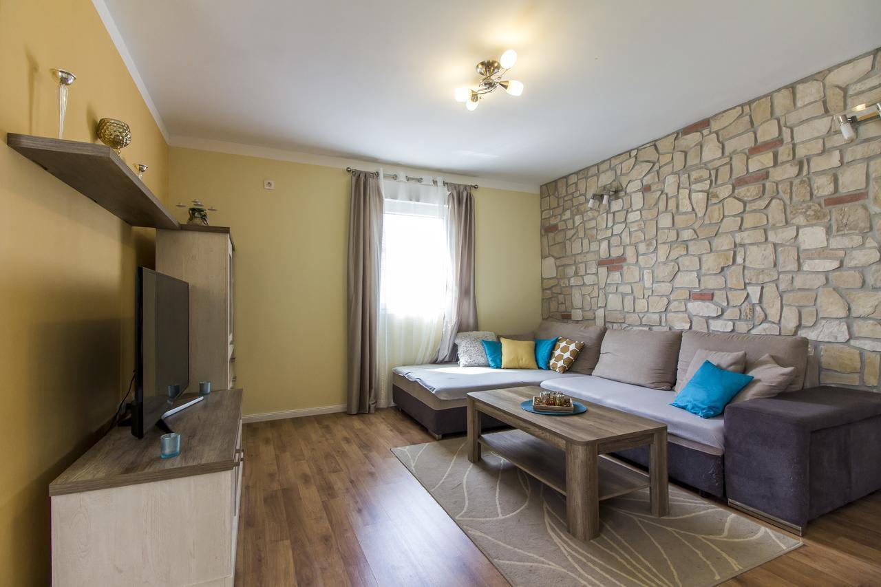 Apartman Maxim Apartment พูลา ภายนอก รูปภาพ