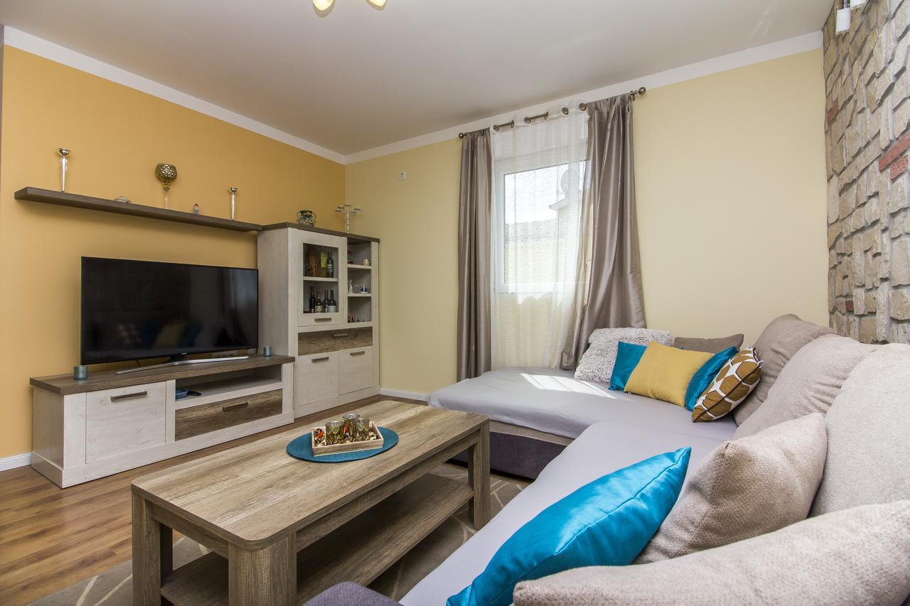 Apartman Maxim Apartment พูลา ภายนอก รูปภาพ