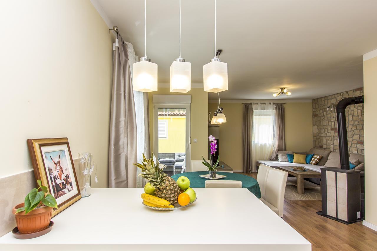 Apartman Maxim Apartment พูลา ภายนอก รูปภาพ